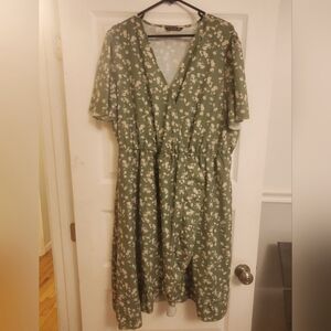 Bloomchic green and white floral size 22/24 dress